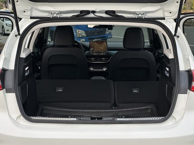 原鈑件 渦輪 I-KEY摸門 快撥片 電椅腰靠 偏離 ACC全速域跟車 急煞 HUD 導航 倒顯 B&O音響 運動轎旅  第19張相片