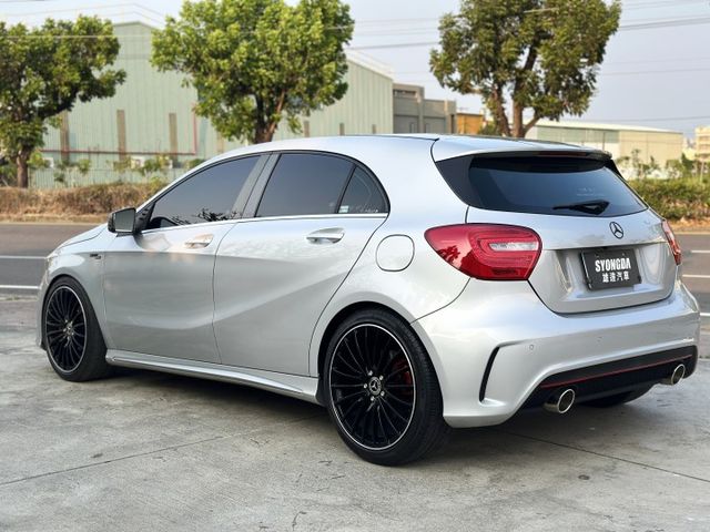 賓士小鋼炮 SPORT空力套件 AMG調挍 卡鉗 渦輪 天窗 定速 快撥片 雙腰靠跑車椅 高級音響 主動安全預防 超犀利  第2張相片