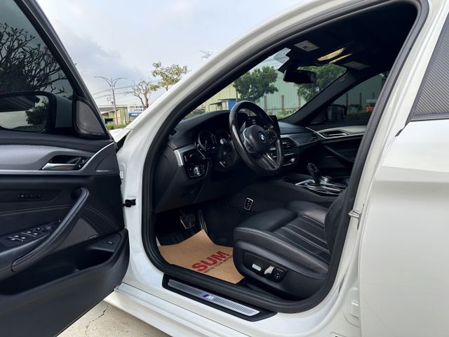 M版 530I 天窗 撥片 陡坡 偏離 換道 氣氛燈 充電盤 HK音響 4輪剛換新 19吋M版鋁圈  第6張相片