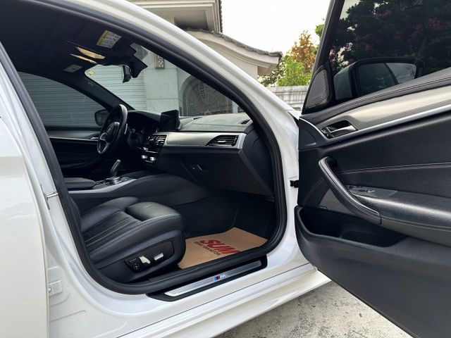 M版 530I 天窗 撥片 陡坡 偏離 換道 氣氛燈 充電盤 HK音響 4輪剛換新 19吋M版鋁圈  第9張相片