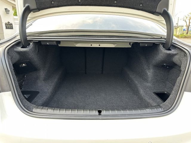 M版 530I 天窗 撥片 陡坡 偏離 換道 氣氛燈 充電盤 HK音響 4輪剛換新 19吋M版鋁圈  第19張相片