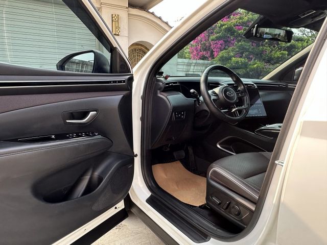 GLT-C頂級 油電休旅 全景天窗 雙冷熱通風電動椅 腰靠 ACC 偏離 盲點 換道 環景 急煞 電尾門 CARPLAY  第5張相片