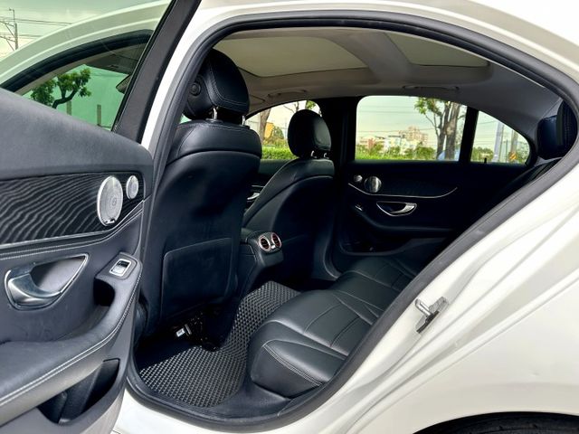 搶手絕美神車 4WD 渦輪 I-KEY 摸門 AMG套件 全景天窗 雙記憶電椅 快撥片 盲點 倒車顯影 柏林之音 超質感  第7張相片