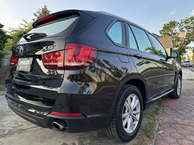 犀利的X5 35I 渦輪 全景天窗 快撥片 雙電椅 倒車顯影 導航影音 吸門 後座可分離倒覆可平整 優質內裝 俐落操控感  第2張相片