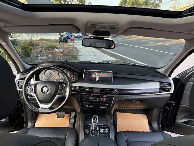 犀利的X5 35I 渦輪 全景天窗 快撥片 雙電椅 倒車顯影 導航影音 吸門 後座可分離倒覆可平整 優質內裝 俐落操控感  第7張相片