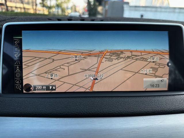 犀利的X5 35I 渦輪 全景天窗 快撥片 雙電椅 倒車顯影 導航影音 吸門 後座可分離倒覆可平整 優質內裝 俐落操控感  第11張相片
