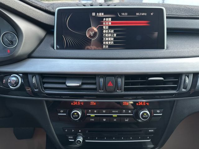 犀利的X5 35I 渦輪 全景天窗 快撥片 雙電椅 倒車顯影 導航影音 吸門 後座可分離倒覆可平整 優質內裝 俐落操控感  第14張相片