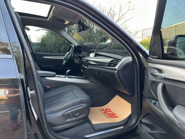 犀利的X5 35I 渦輪 全景天窗 快撥片 雙電椅 倒車顯影 導航影音 吸門 後座可分離倒覆可平整 優質內裝 俐落操控感  第15張相片