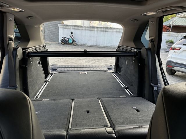 犀利的X5 35I 渦輪 全景天窗 快撥片 雙電椅 倒車顯影 導航影音 吸門 後座可分離倒覆可平整 優質內裝 俐落操控感  第17張相片