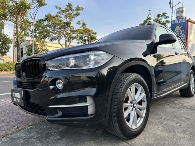 犀利的X5 35I 渦輪 全景天窗 快撥片 雙電椅 倒車顯影 導航影音 吸門 後座可分離倒覆可平整 優質內裝 俐落操控感  第20張相片