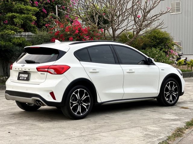 原鈑件 渦輪 I-KEY摸門 快撥片 電椅腰靠 偏離 ACC全速域跟車 急煞 HUD 導航 倒顯 B&O音響 運動轎旅  第3張相片