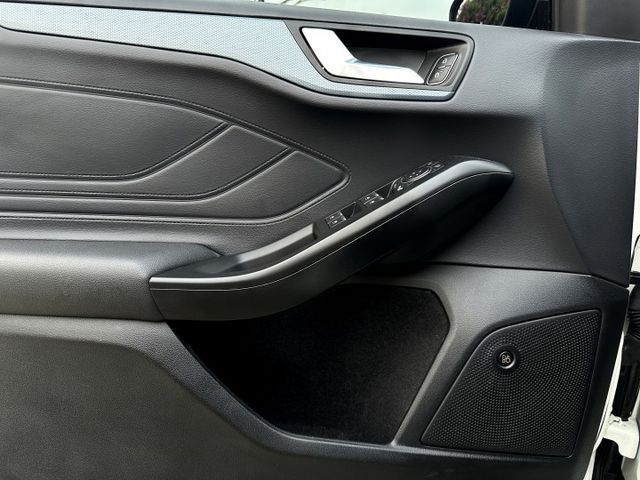 原鈑件 渦輪 I-KEY摸門 快撥片 電椅腰靠 偏離 ACC全速域跟車 急煞 HUD 導航 倒顯 B&O音響 運動轎旅  第8張相片