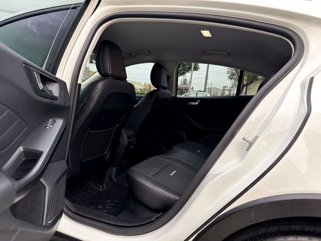原鈑件 渦輪 I-KEY摸門 快撥片 電椅腰靠 偏離 ACC全速域跟車 急煞 HUD 導航 倒顯 B&O音響 運動轎旅  第9張相片