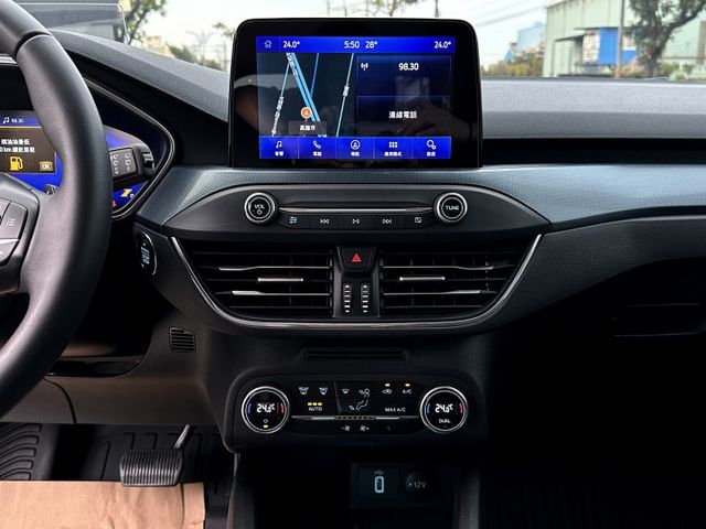 原鈑件 渦輪 I-KEY摸門 快撥片 電椅腰靠 偏離 ACC全速域跟車 急煞 HUD 導航 倒顯 B&O音響 運動轎旅  第14張相片
