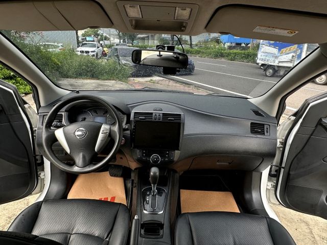最搶手五門 旗艦款 I-KEY 定速 雙區恆溫 導航 倒車顯影 多元影音 前後出風口 後座分離倒覆 上班渡假到處任遨遊!  第9張相片