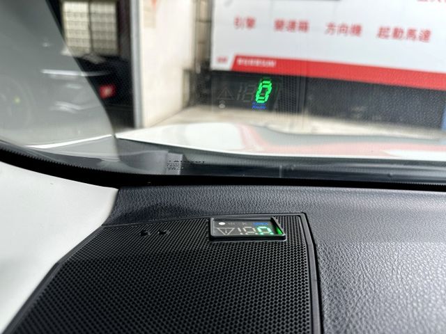 尊爵休旅 原鈑原漆 I-KEY 摸門 盲點 偏離 ACC跟車 斜坡 前後雷達 LED頭燈 HUD抬顯 導航 倒顯 影音  第16張相片