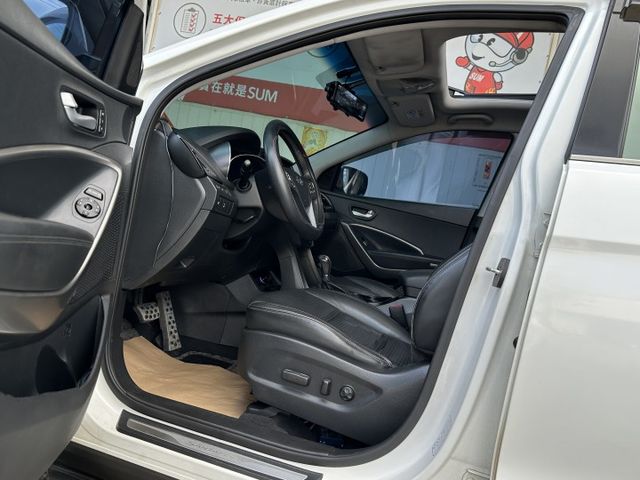 一手車原鈑 4WD 全景天窗 I-KEY 雙電椅 斜坡輔助 陡坡緩降 雙區恆溫 導航 倒顯 前後影像 電尾門 七人座休旅  第3張相片