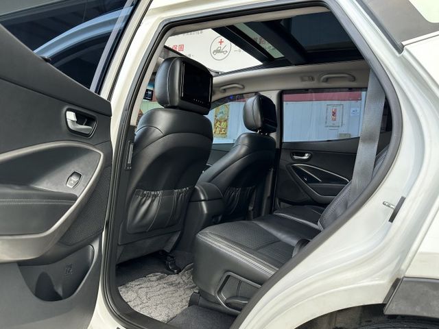 一手車原鈑 4WD 全景天窗 I-KEY 雙電椅 斜坡輔助 陡坡緩降 雙區恆溫 導航 倒顯 前後影像 電尾門 七人座休旅  第4張相片