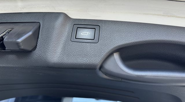 一手車原鈑 4WD 全景天窗 I-KEY 雙電椅 斜坡輔助 陡坡緩降 雙區恆溫 導航 倒顯 前後影像 電尾門 七人座休旅  第16張相片