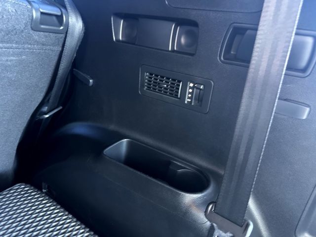 一手車原鈑 4WD 全景天窗 I-KEY 雙電椅 斜坡輔助 陡坡緩降 雙區恆溫 導航 倒顯 前後影像 電尾門 七人座休旅  第18張相片