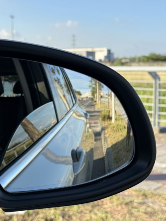 氣派休旅 I-KEY 快撥片 雙電椅 TCS 緩坡輔助 陡坡輔助 雙區恆溫 倒顯影音 無線充電 電尾門 後座平整好用  第15張相片