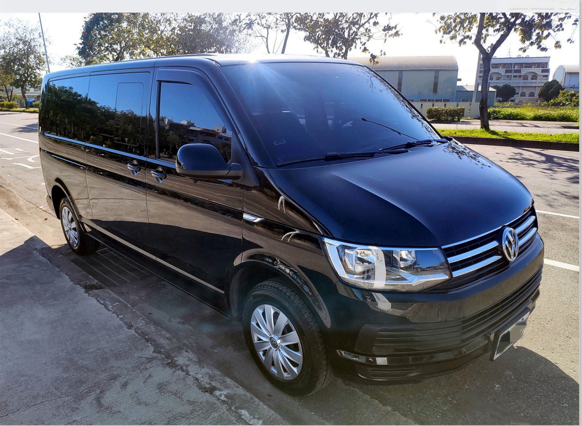 {福斯商旅車專賣實車實價}2019年式T6長軸9座哩程保證一手車原版件無待修(3+3+3)        第3張相片