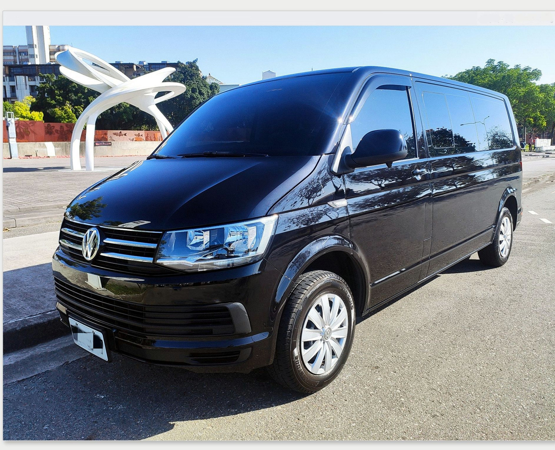 {福斯商旅車專賣實車實價}2019年式T6長軸9座哩程保證一手車原版件無待修(3+3+3)        第4張相片