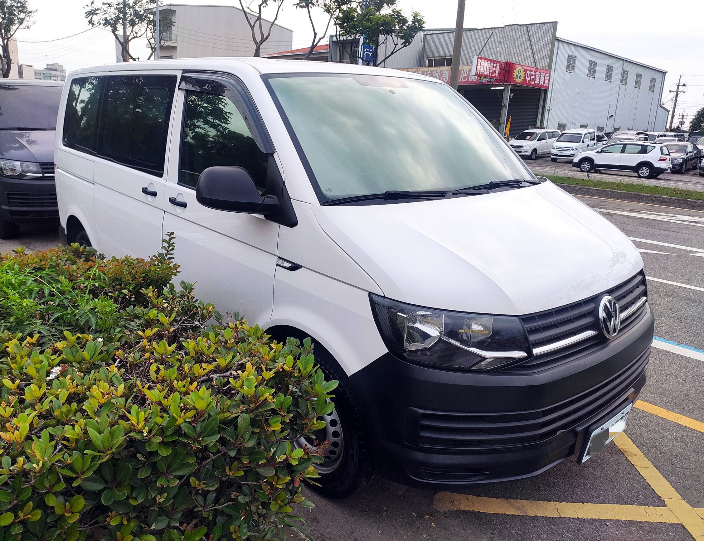 (福斯商旅車專賣店)2016年T6手排短軸9座哩程保證一手車原版件無待修  第2張相片