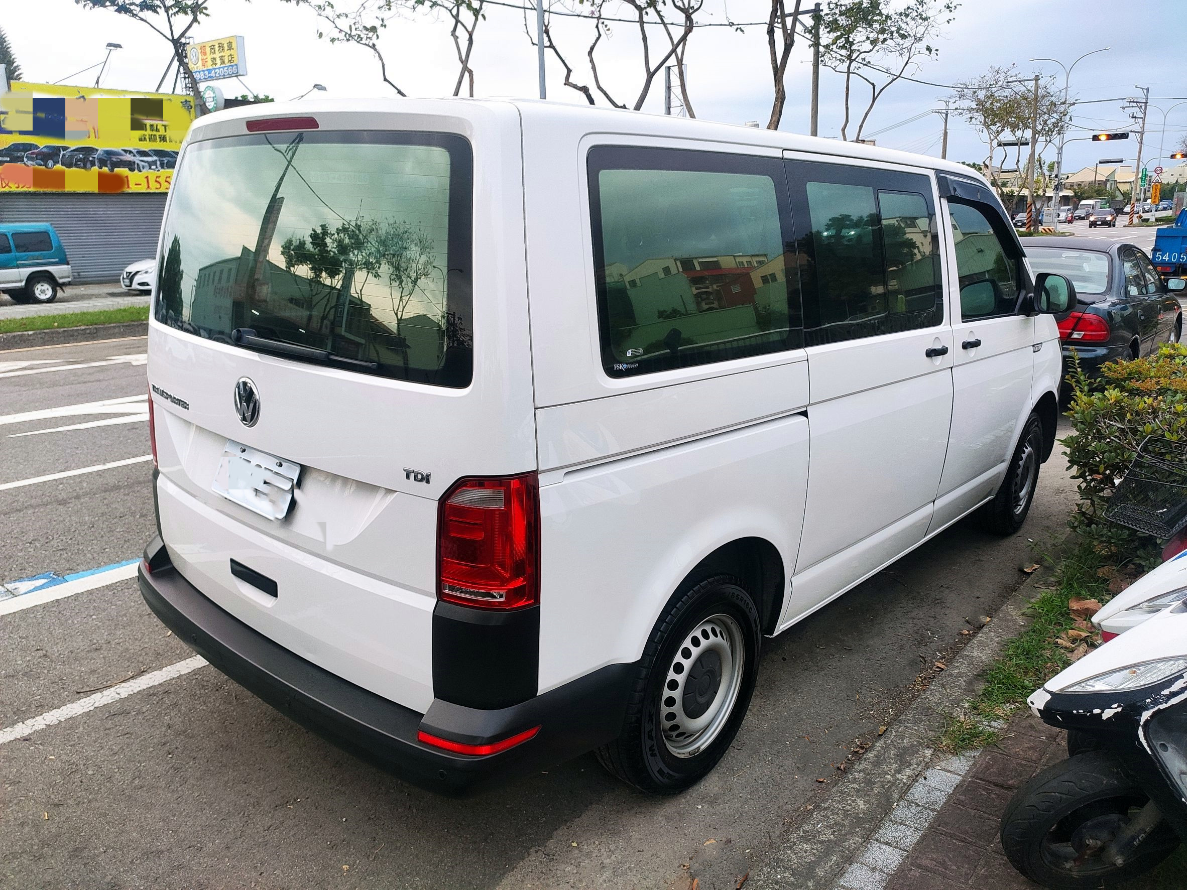 (福斯商旅車專賣店)2016年T6手排短軸9座哩程保證一手車原版件無待修  第3張相片