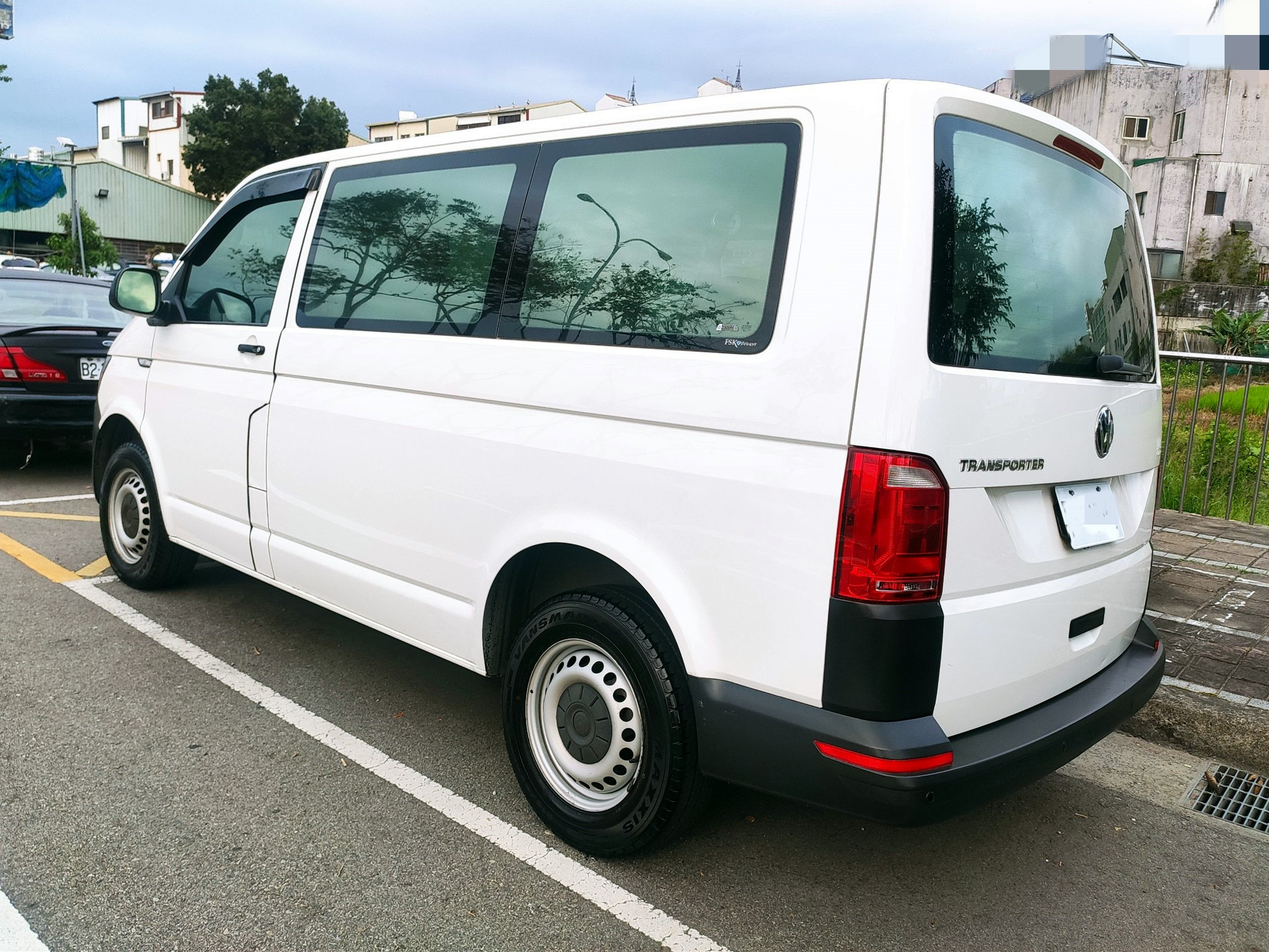 (福斯商旅車專賣店)2016年T6手排短軸9座哩程保證一手車原版件無待修  第7張相片