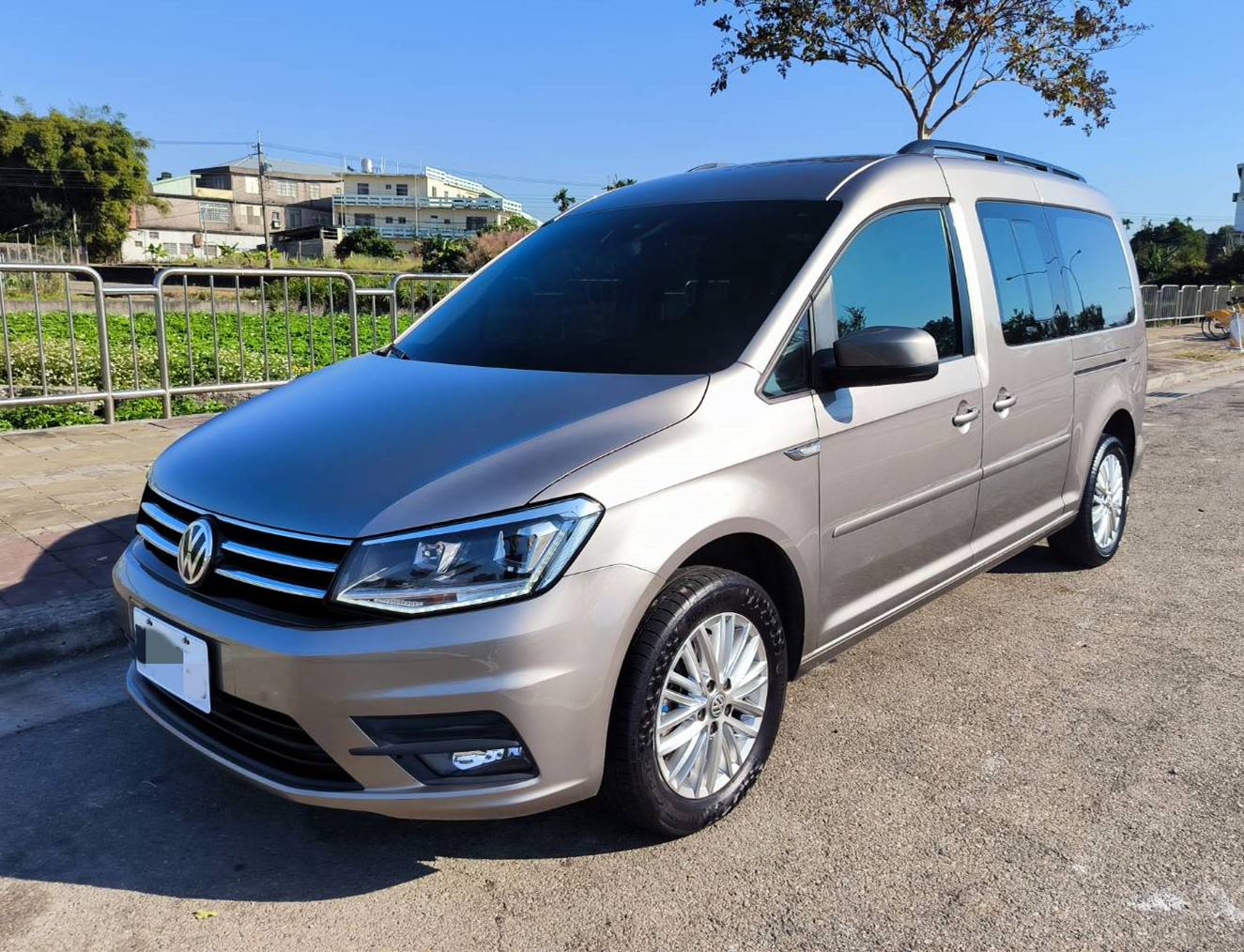 2020年Caddy Max 2.0柴油正7人座. ACC跟車.車道偏移.自動緊急煞車 原廠4年保固到2024年10月  第3張相片
