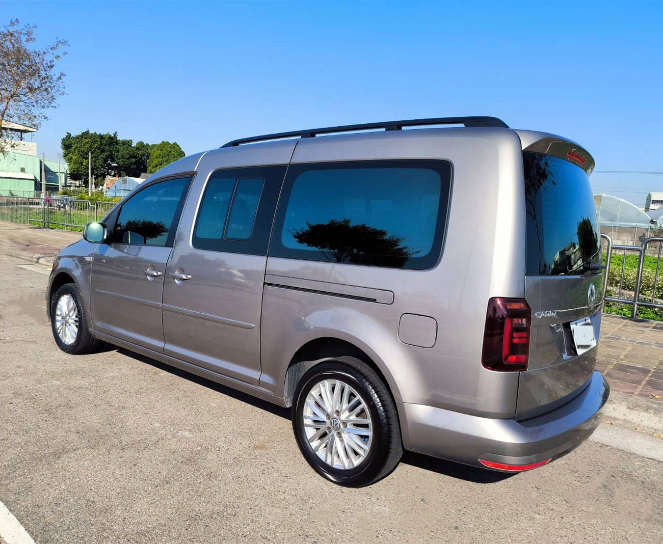 2020年Caddy Max 2.0柴油正7人座. ACC跟車.車道偏移.自動緊急煞車 原廠4年保固到2024年10月  第12張相片