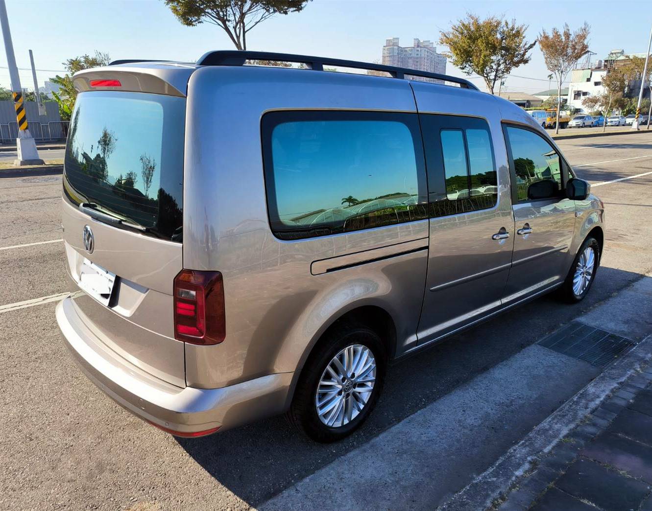 2020年Caddy Max 2.0柴油正7人座. ACC跟車.車道偏移.自動緊急煞車 原廠4年保固到2024年10月  第13張相片