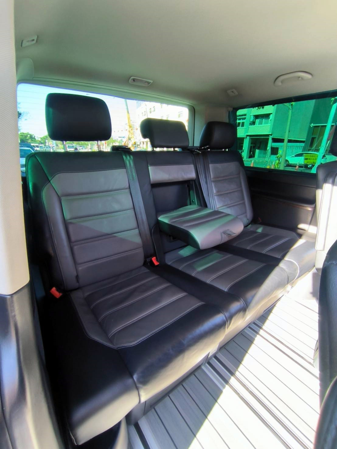 福斯頂級商旅T6.1 Multivan Highine版199匹馬力2.0柴油7速自手排短軸7人座  第4張相片