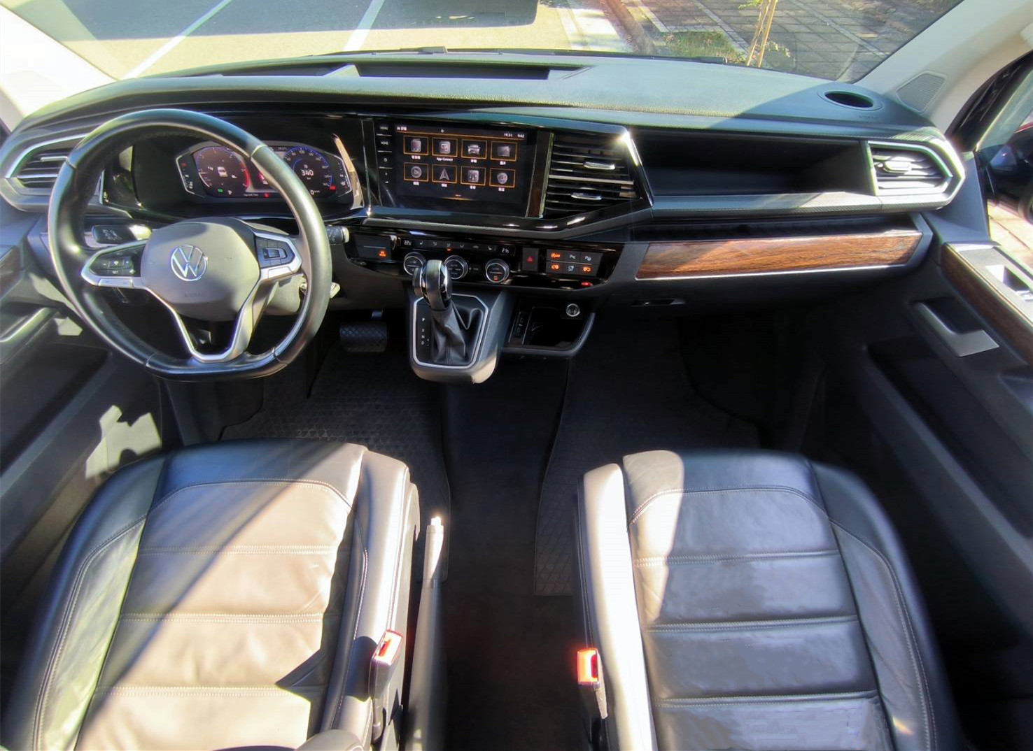 福斯頂級商旅T6.1 Multivan Highine版199匹馬力2.0柴油7速自手排短軸7人座  第13張相片