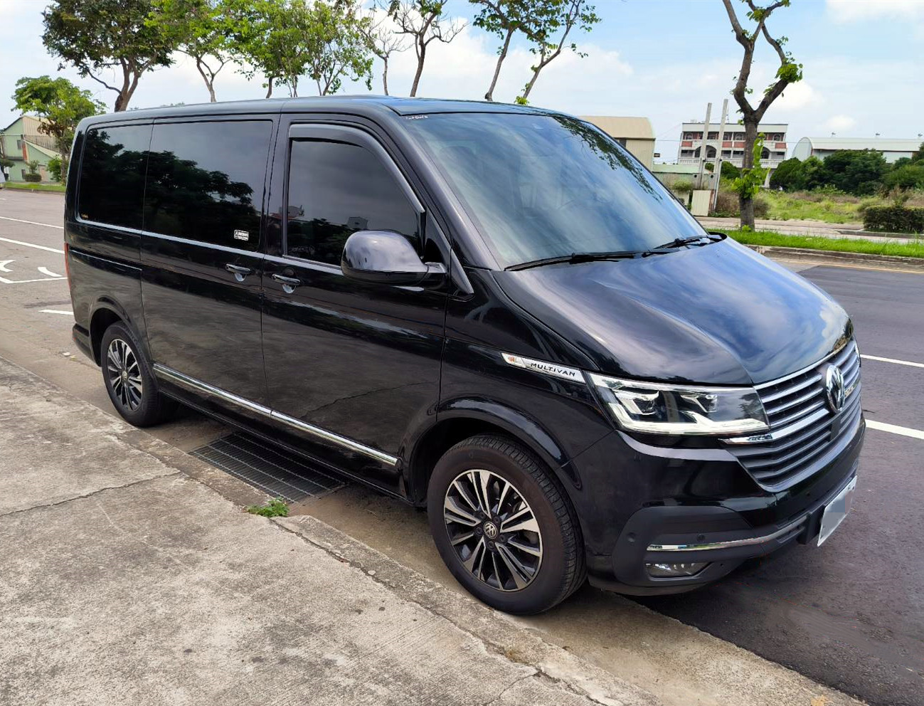 福斯頂級商旅T6.1 Multivan Highine版199匹馬力2.0柴油7速自手排短軸7人座  第16張相片