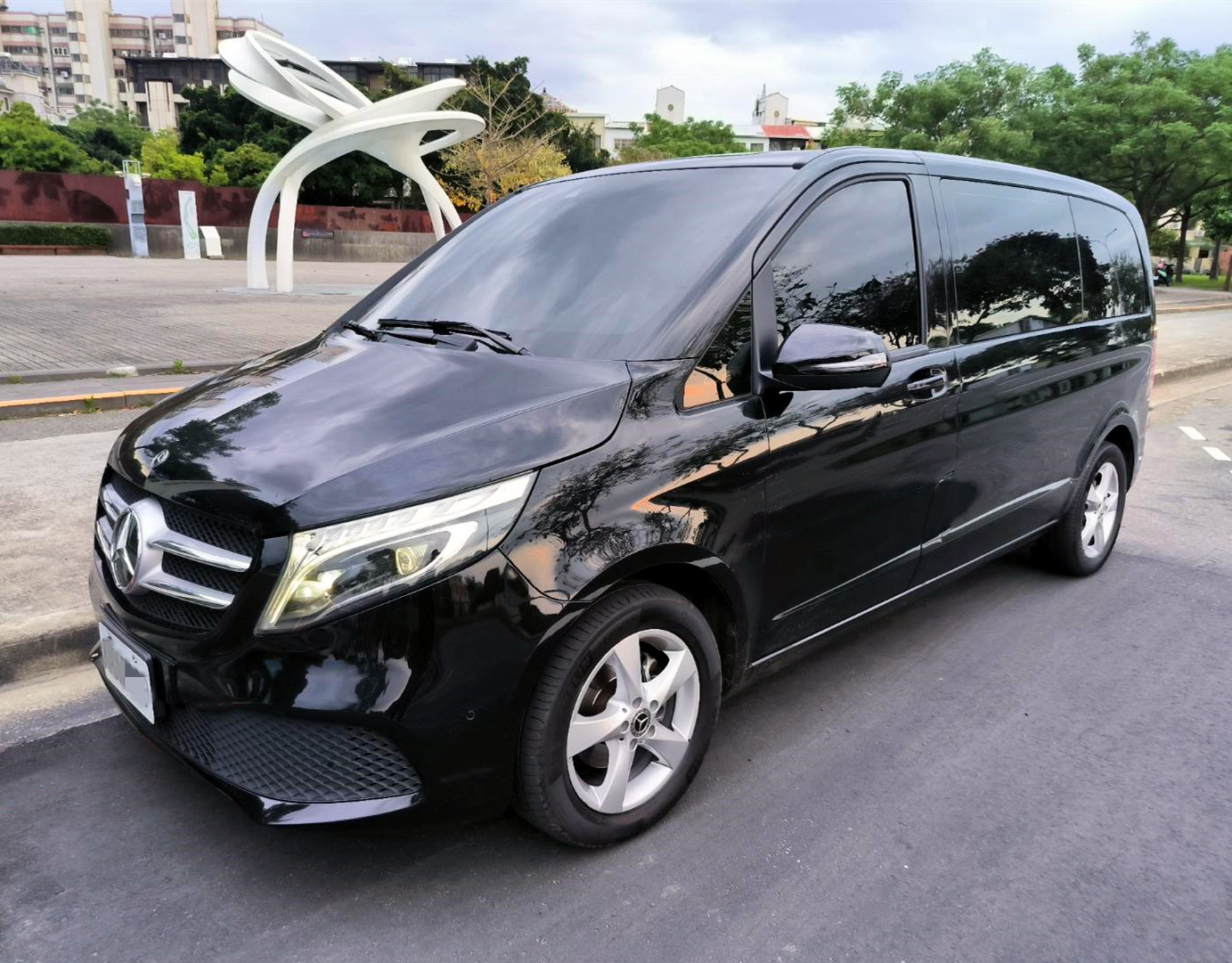 賓士V220D 新款9速自手排7人座 總代理 雙電動門 電尾門 認證車  第1張相片