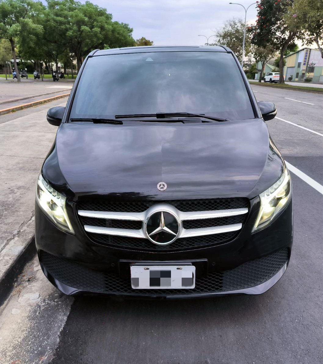 賓士V220D 新款9速自手排7人座 總代理 雙電動門 電尾門 認證車  第2張相片