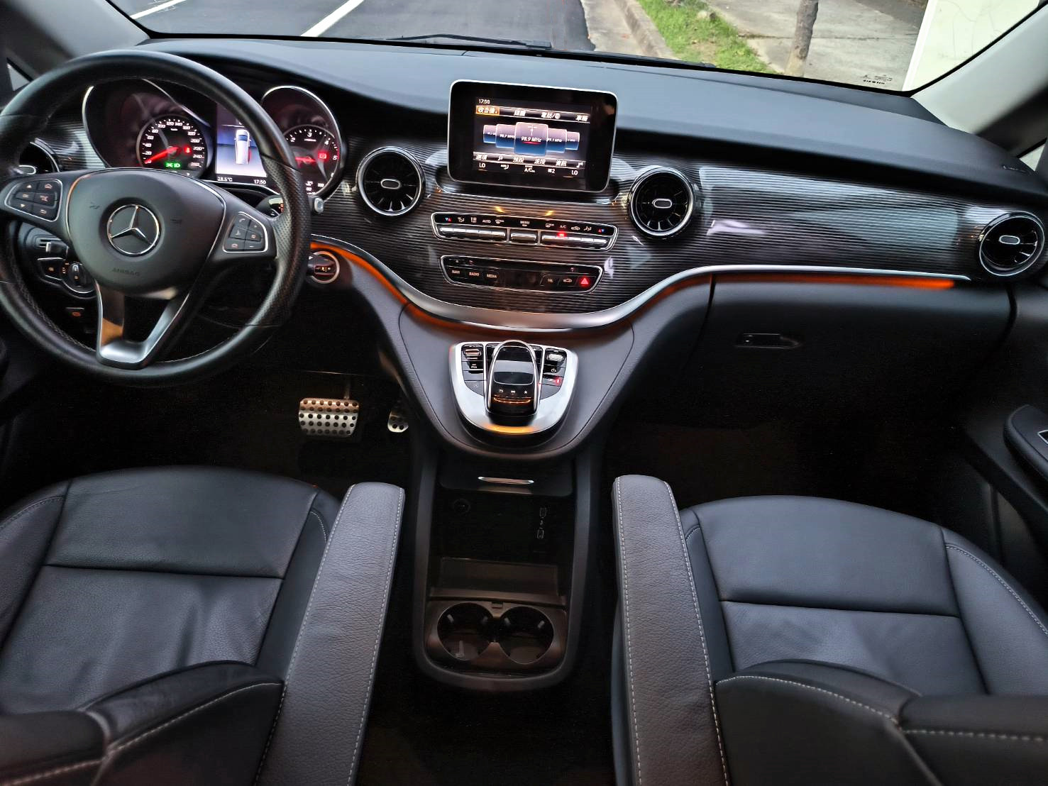 賓士V220D 新款9速自手排7人座 總代理 雙電動門 電尾門 認證車  第3張相片