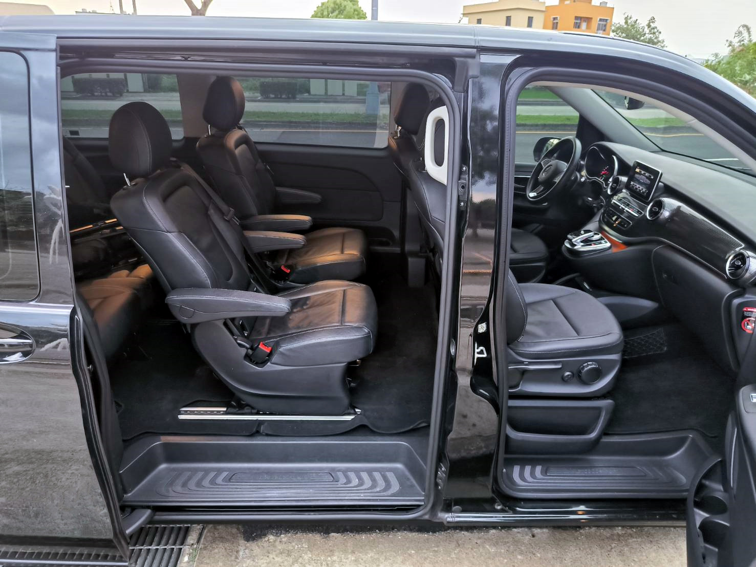 賓士V220D 新款9速自手排7人座 總代理 雙電動門 電尾門 認證車  第4張相片