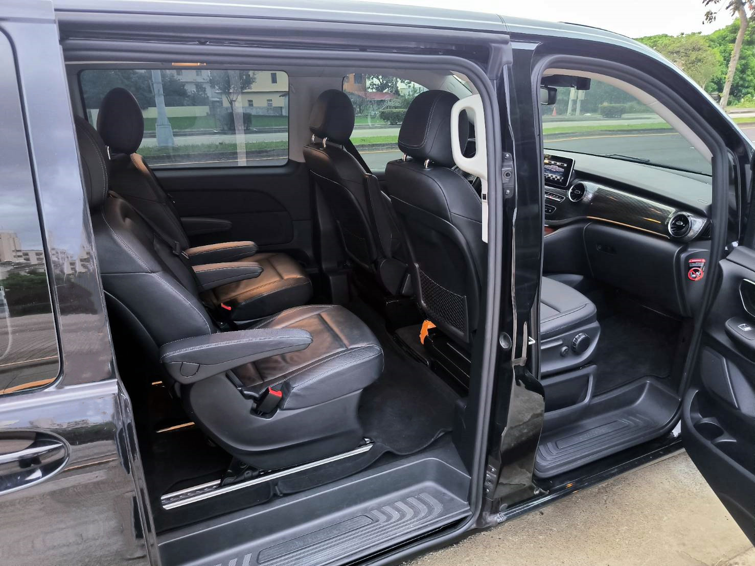 賓士V220D 新款9速自手排7人座 總代理 雙電動門 電尾門 認證車  第5張相片