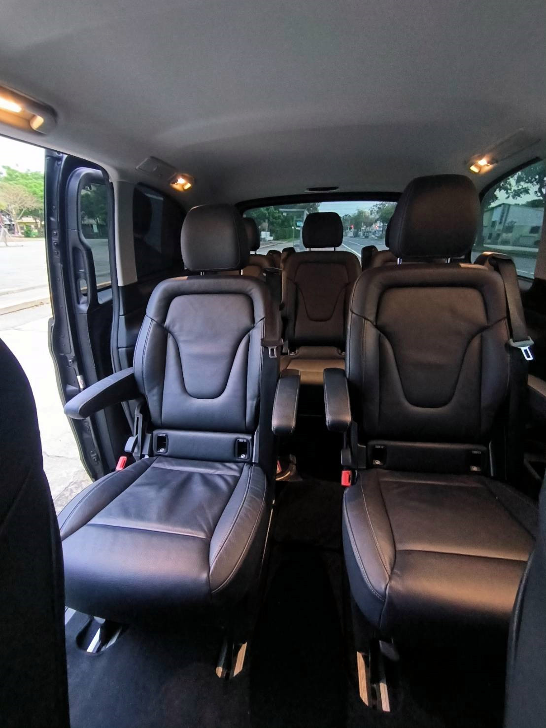 賓士V220D 新款9速自手排7人座 總代理 雙電動門 電尾門 認證車  第7張相片