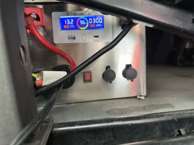 手排九人座＆露營車床模式 360環景 300安培鋰鐵電池+駐車冷氣 正時皮帶更新 保養極優 商務+休閒  第20張相片