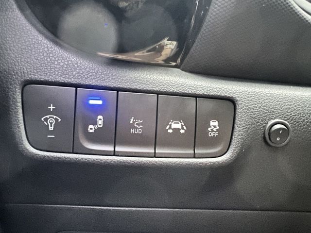 旗鑑99.8萬 雙色 4WD 自動剎停 盲點 車道置中 女用一手車  第10張相片