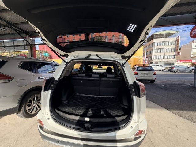 環景 9氣囊 循跡防滑 大空間家庭休旅車  第14張相片