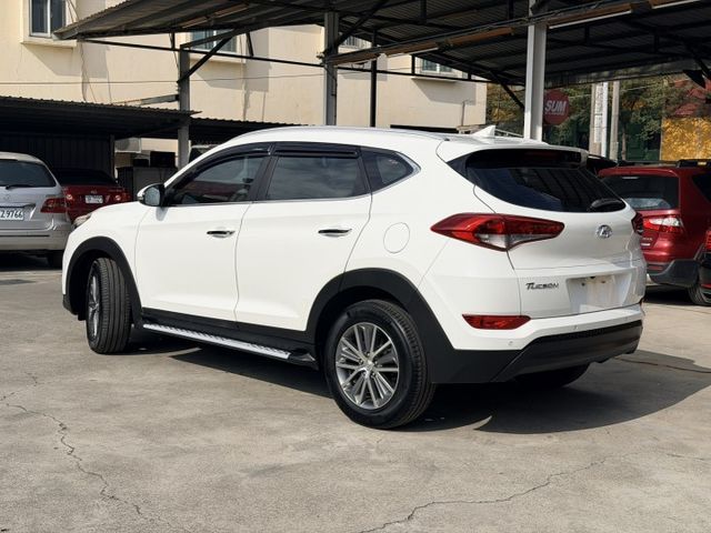 i-Key 後頭枕影音 電動座椅 配備豪華 實用性休旅車  第4張相片