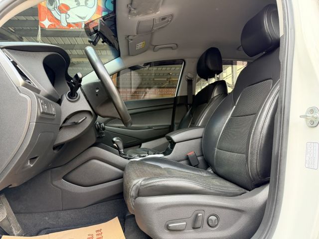 i-Key 後頭枕影音 電動座椅 配備豪華 實用性休旅車  第6張相片