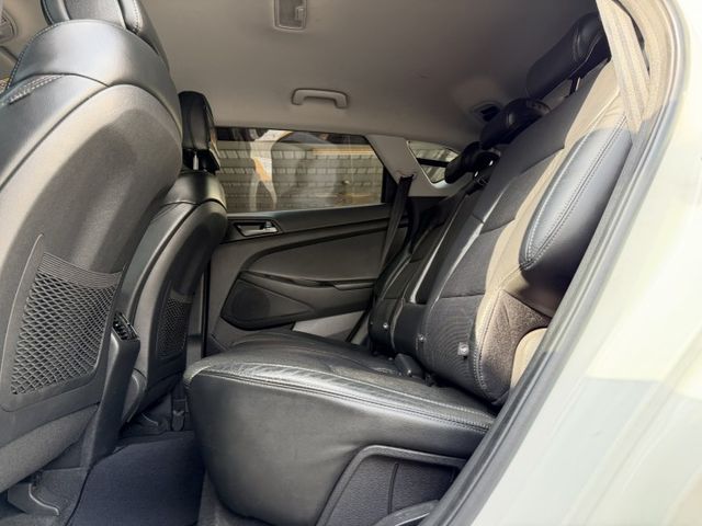 i-Key 後頭枕影音 電動座椅 配備豪華 實用性休旅車  第7張相片