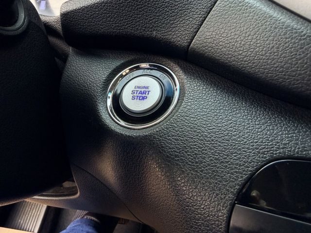 i-Key 後頭枕影音 電動座椅 配備豪華 實用性休旅車  第9張相片