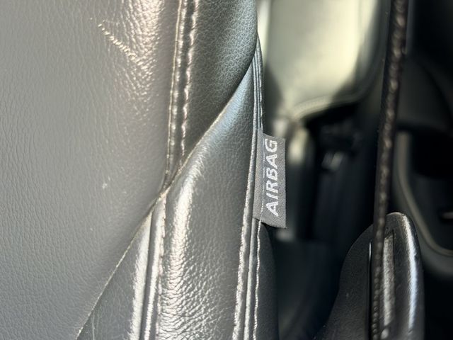 i-Key 後頭枕影音 電動座椅 配備豪華 實用性休旅車  第13張相片